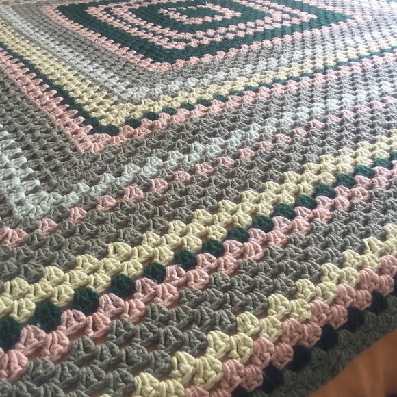 King-sized vintage crochet throw blanket - Picture 3 of 8